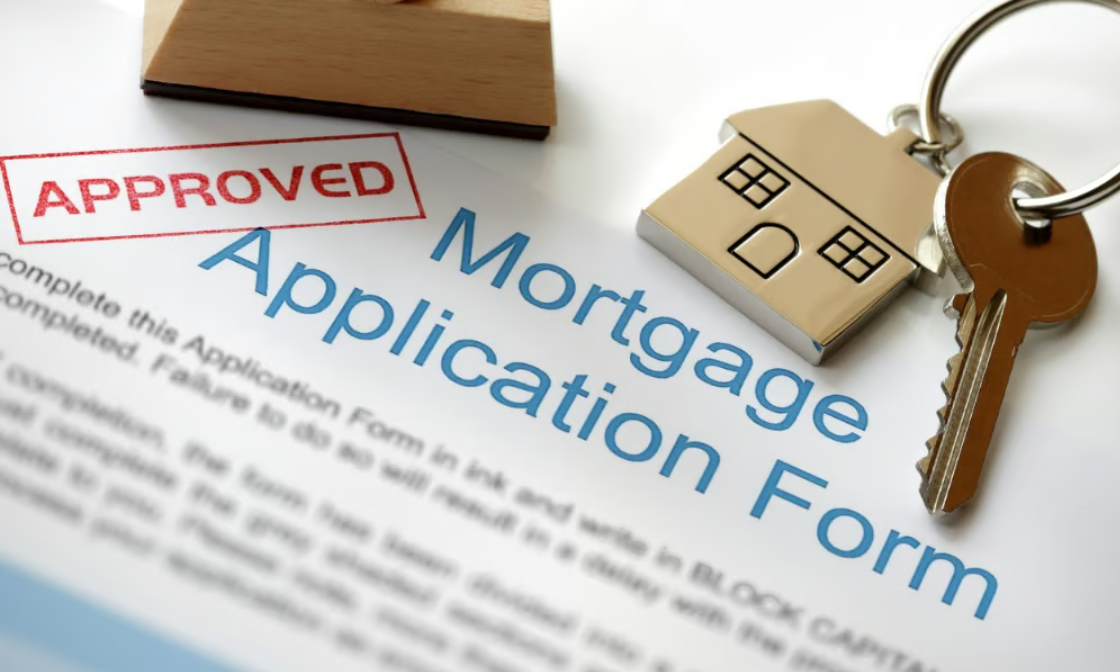 Mortgage applications nosedive as rates soar above 6.5%